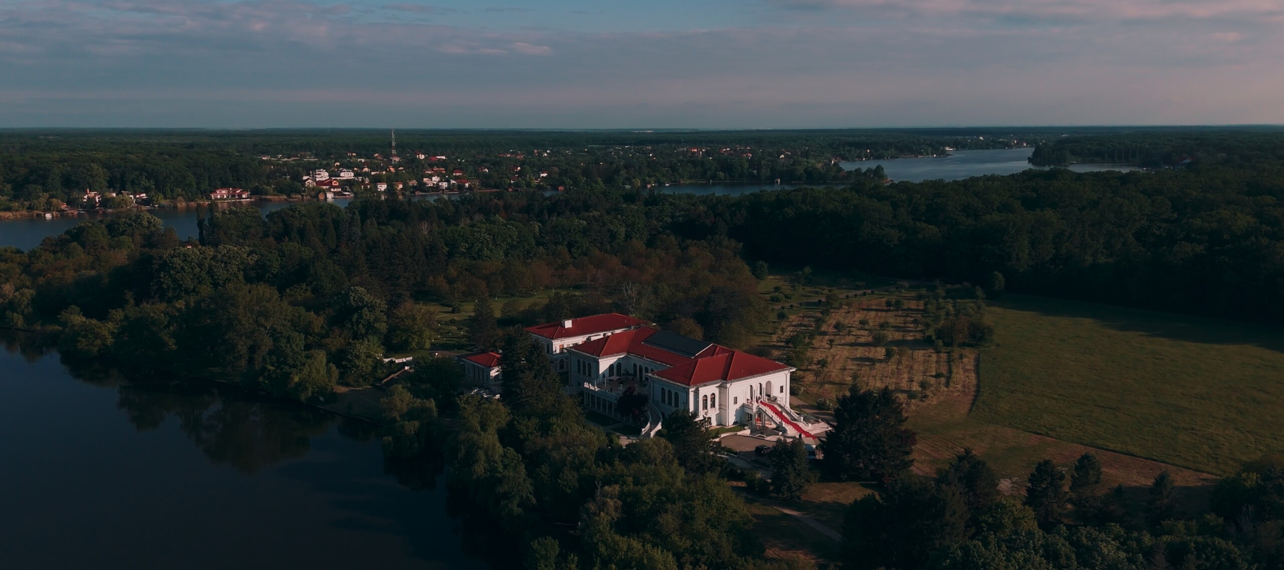 Palatul Snagov și lacul văzute din dronă