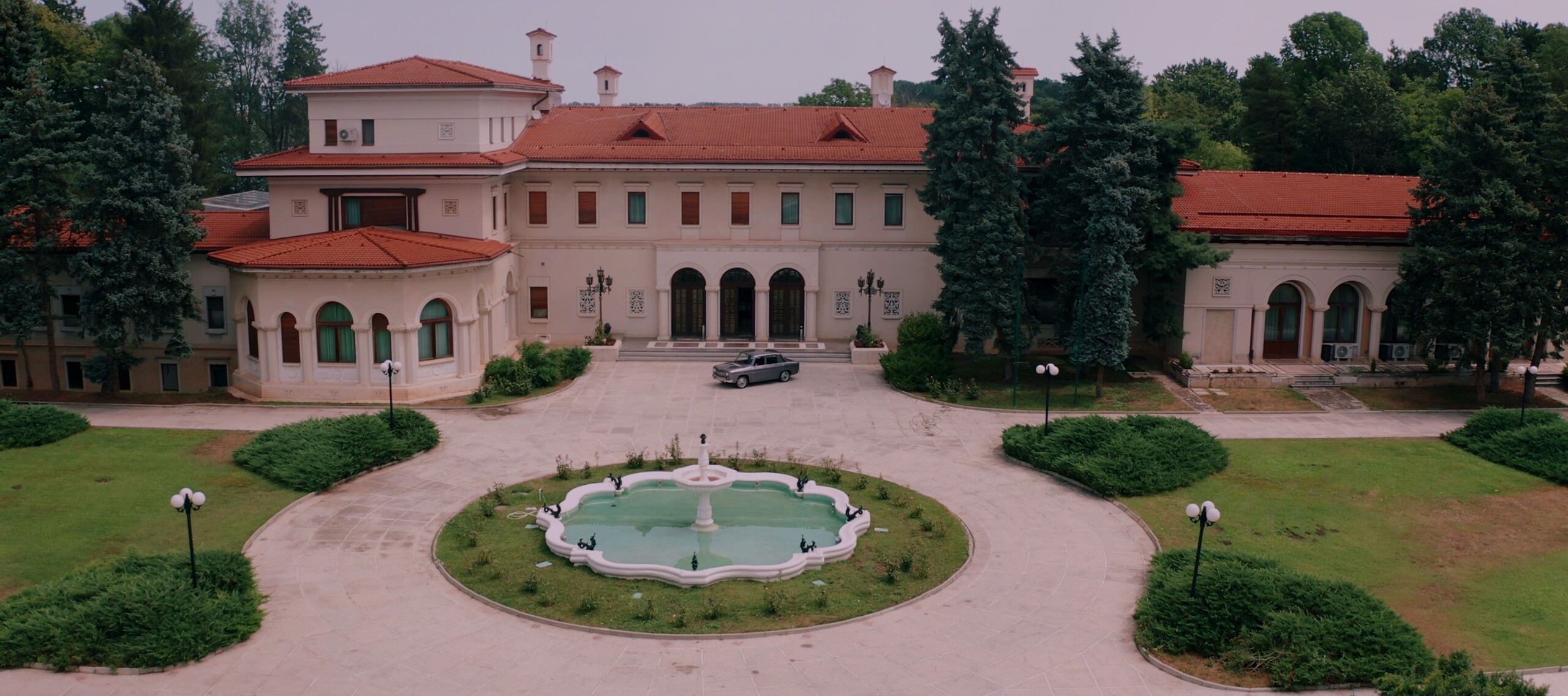 Fațada Palatului Snagov filmată din dronă