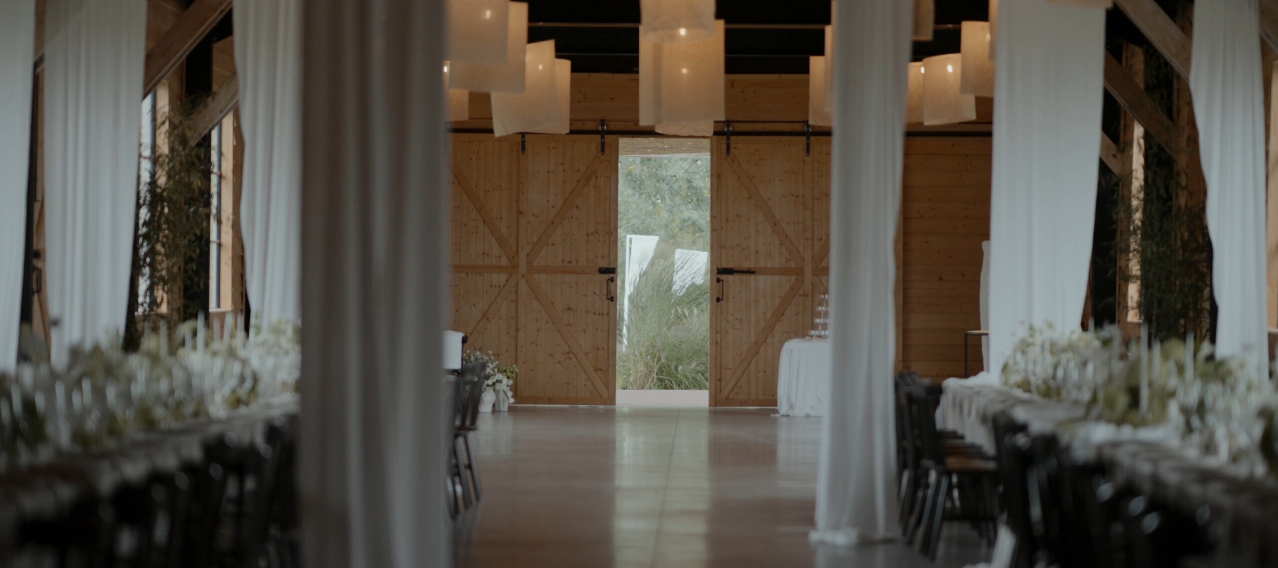 Interiorul hambarului Narrative pregătit pentru nuntă