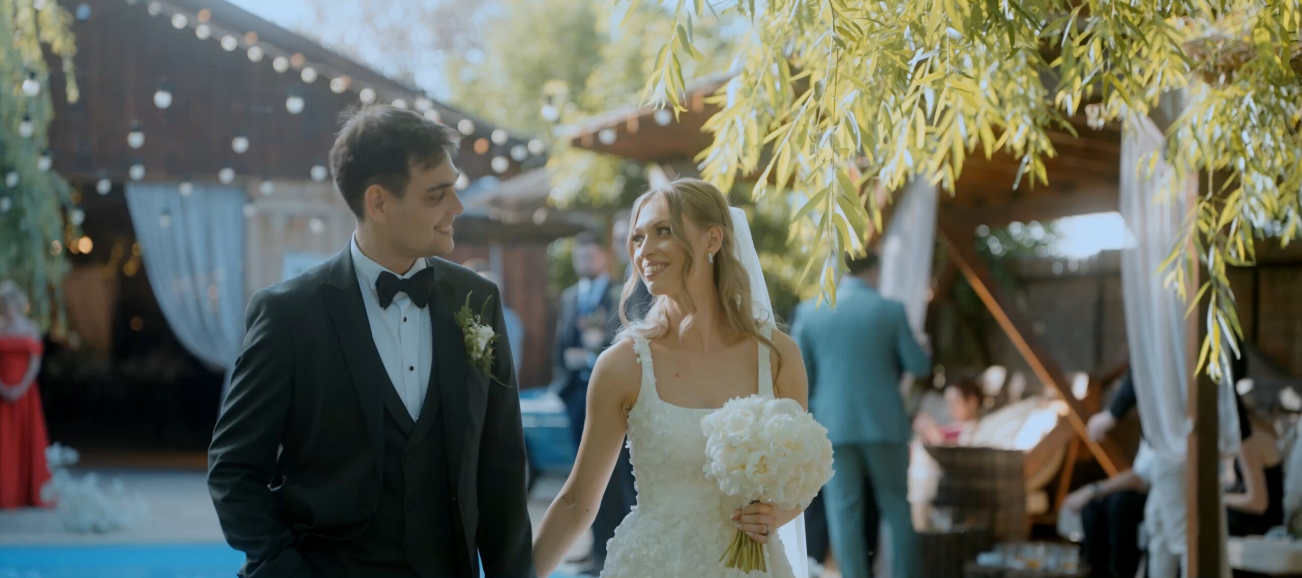 Andreea și Vlad în grădina The Green Spot Wedding Barn