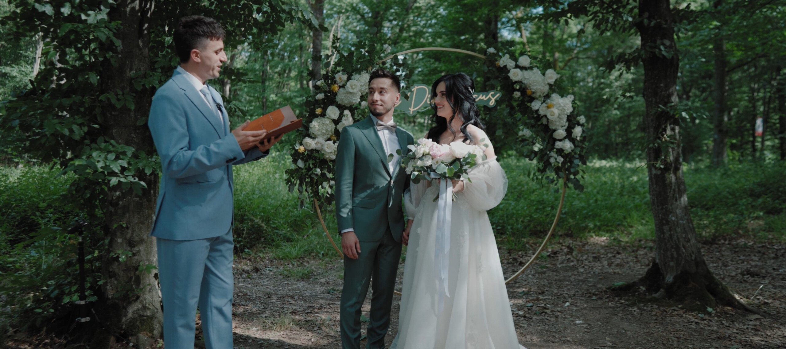 Ceremonie în pădure la The Green Spot Wedding Barn