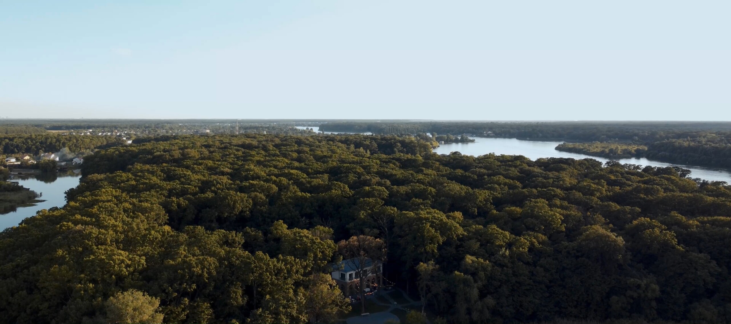 Vedere aeriană asupra pădurii și lacului Snagov, în apropierea Snagov Mansion