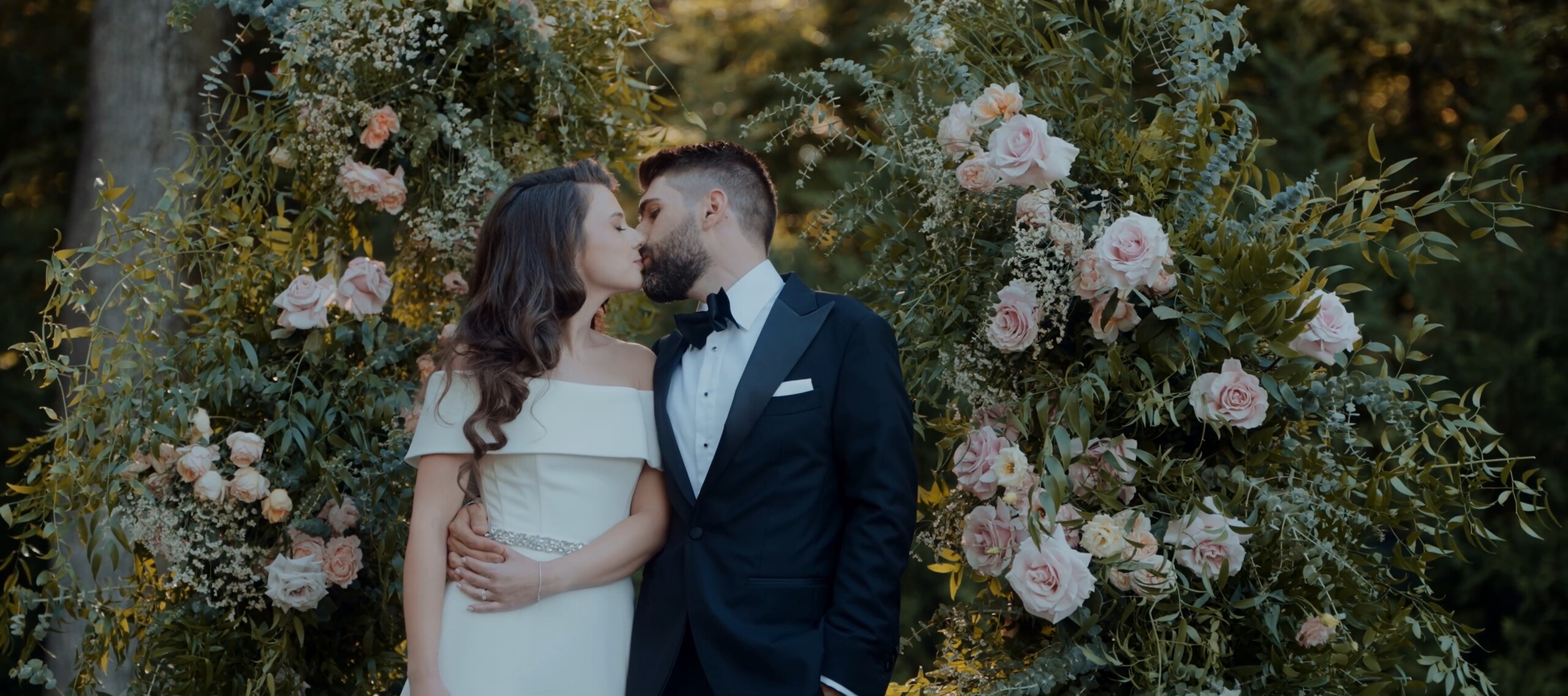 Patricia și Cristian în decorul floral al nunții de la Snagov Mansion