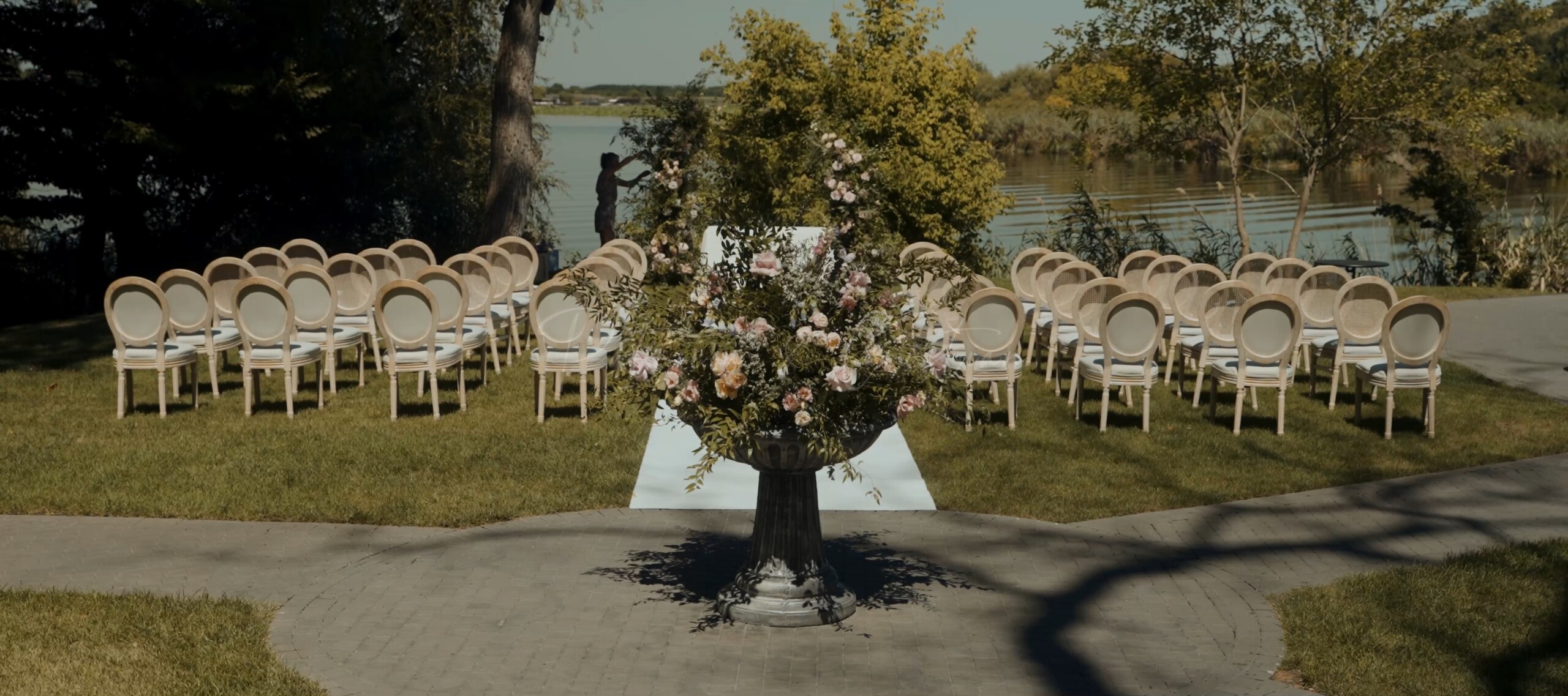 Decor pentru ceremonie de nuntă în aer liber la Snagov Mansion, cu lacul în fundal