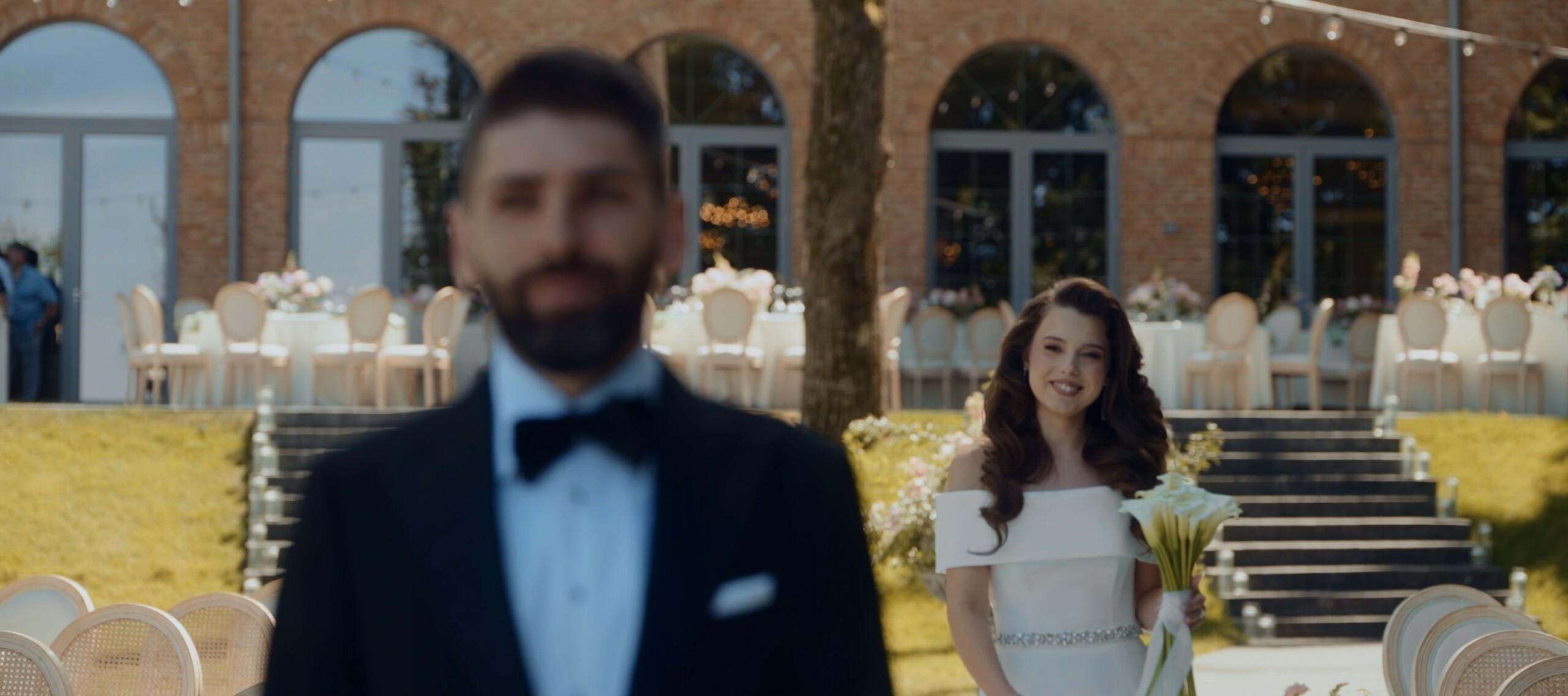 Mireasa se apropie de mire la ceremonia de nuntă de la Snagov Mansion
