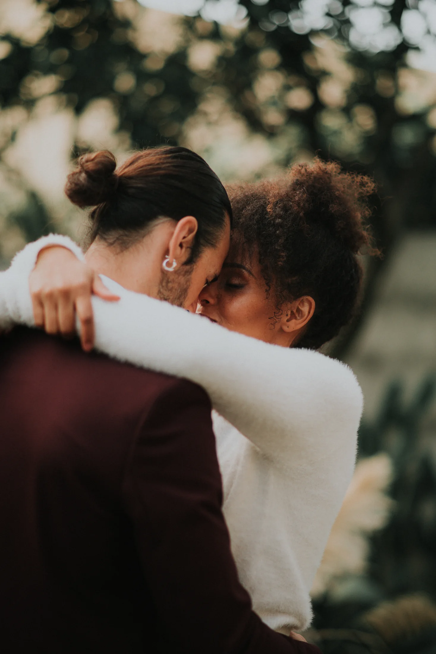 Couple embracing during an editorial wedding story in Puglia