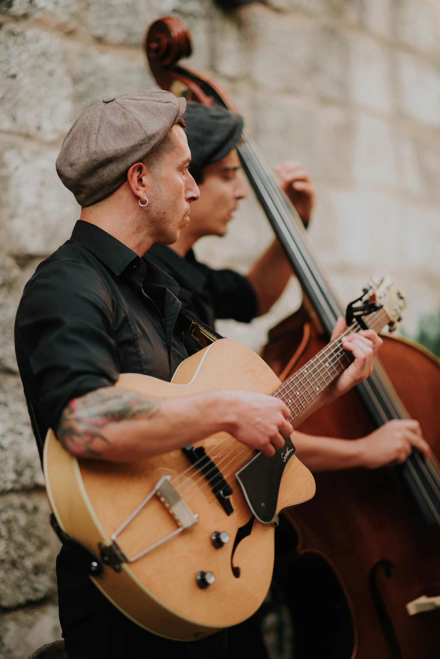 Live acoustic musicians at an editorial wedding in Puglia