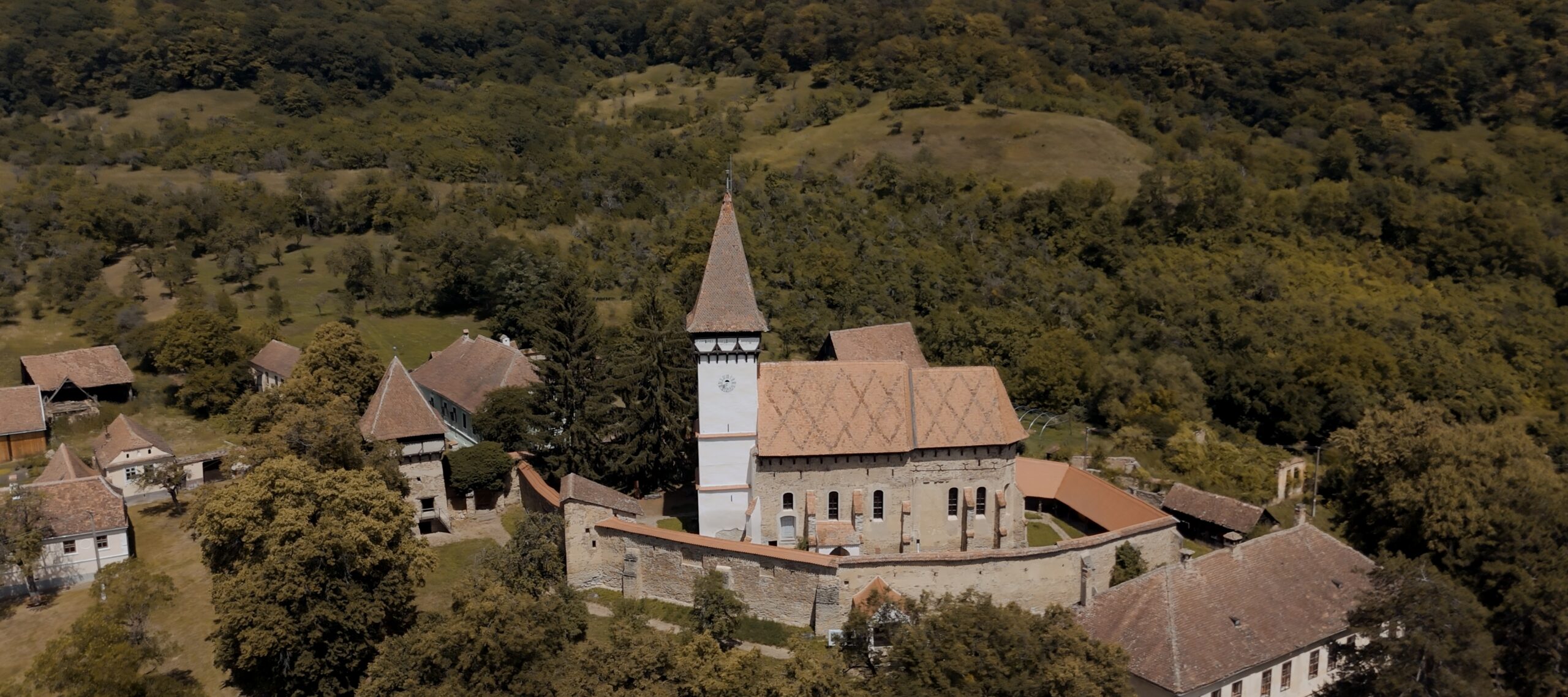 Biserica fortificată din Meșendorf văzută din aer