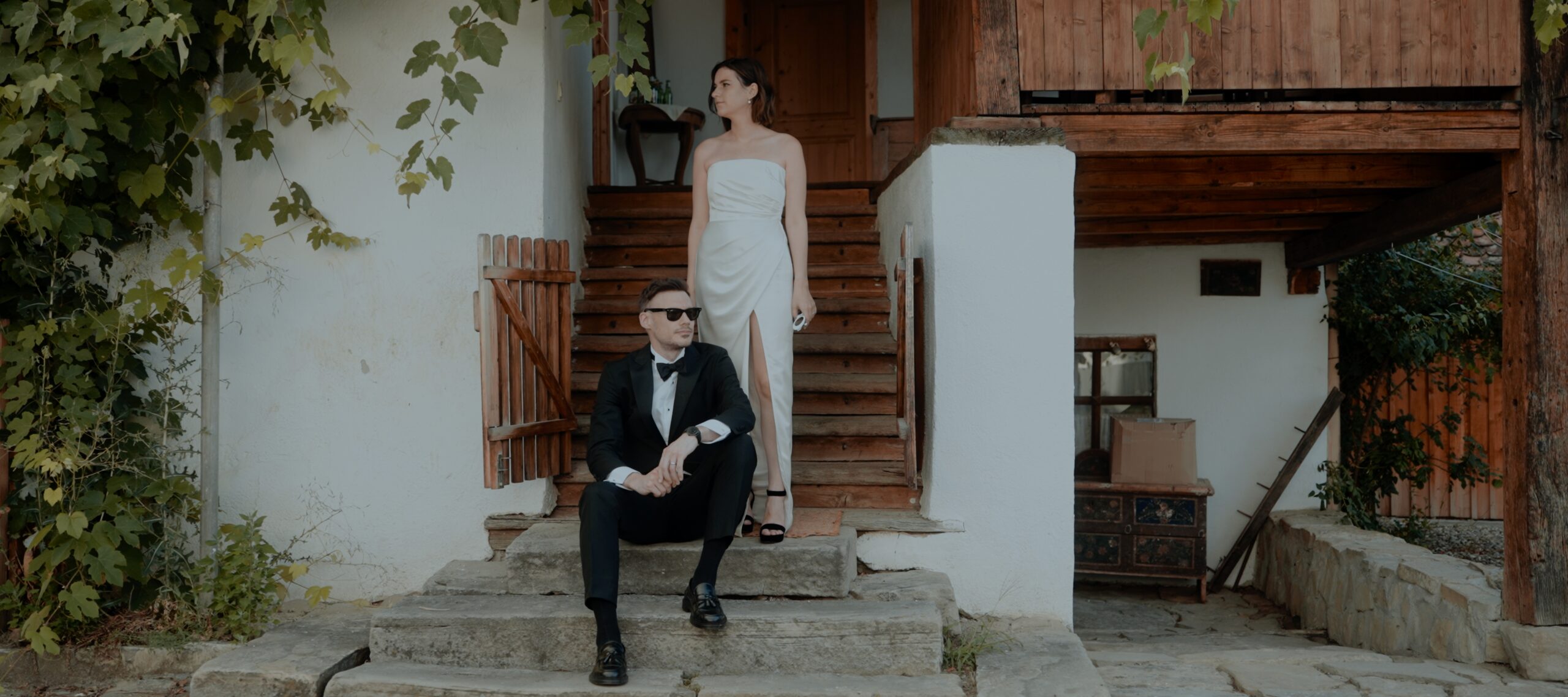 Diana și Richard pe treptele unei case săsești din Meșendorf