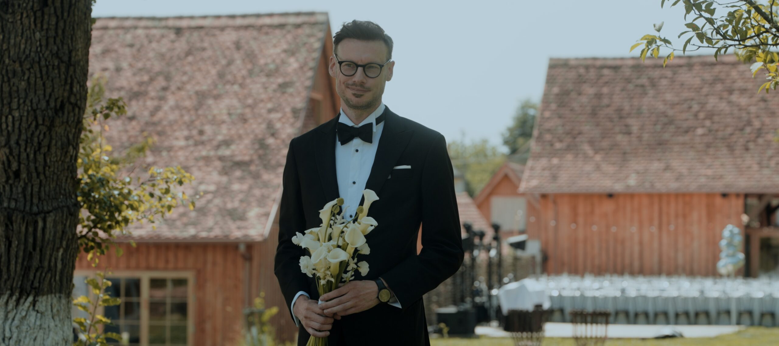 Richard în curtea de la Mesendorf Gasthaus înaintea ceremoniei