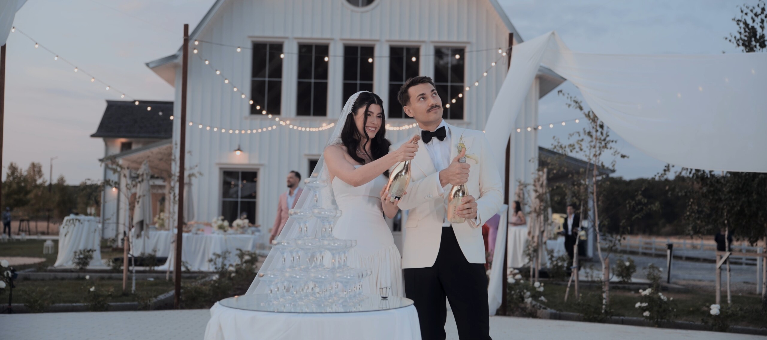 Cristina și Artur deschid șampania la petrecerea de la The White Manor