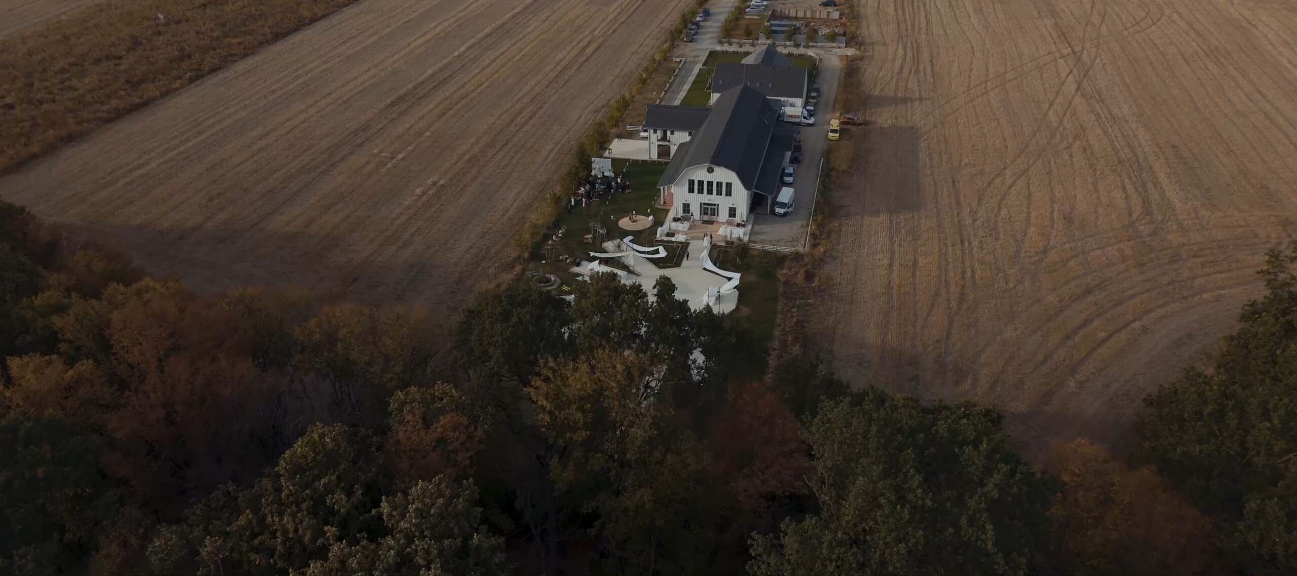 Vedere aeriană a domeniului The White Manor și a peisajului din jur